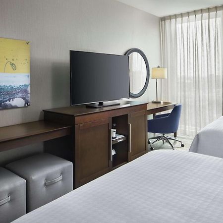 Hampton Inn & Suites Teaneck/Glenpointe Bagian luar foto