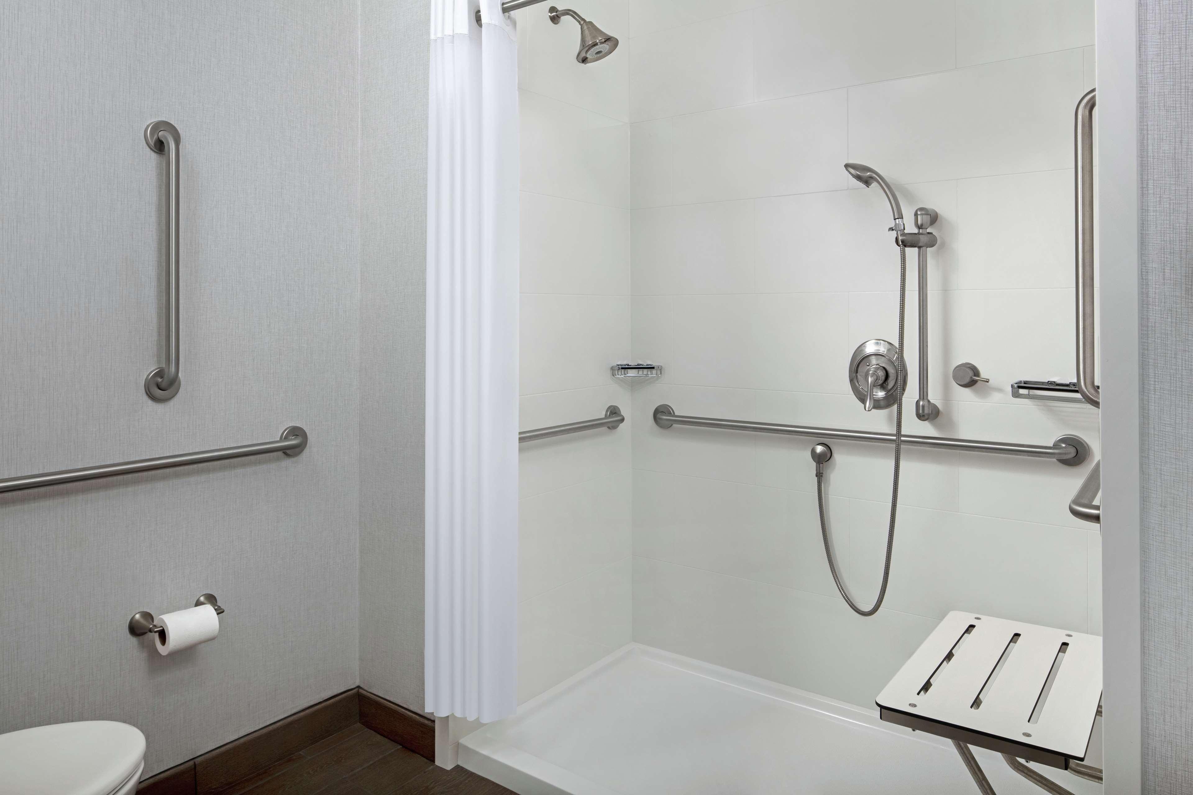 Hampton Inn & Suites Teaneck/Glenpointe Bagian luar foto