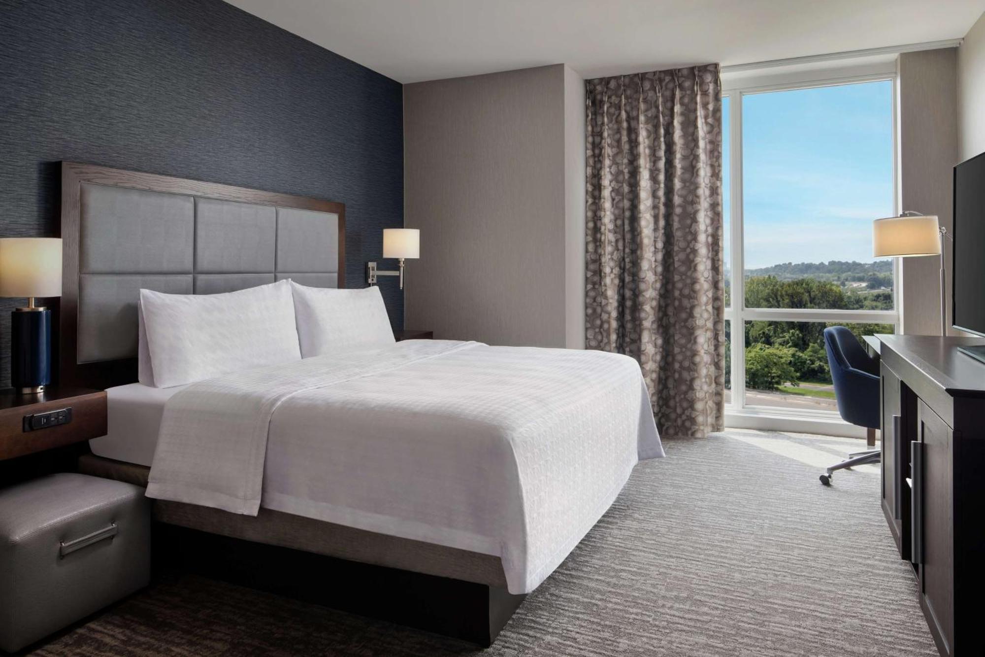 Hampton Inn & Suites Teaneck/Glenpointe Bagian luar foto