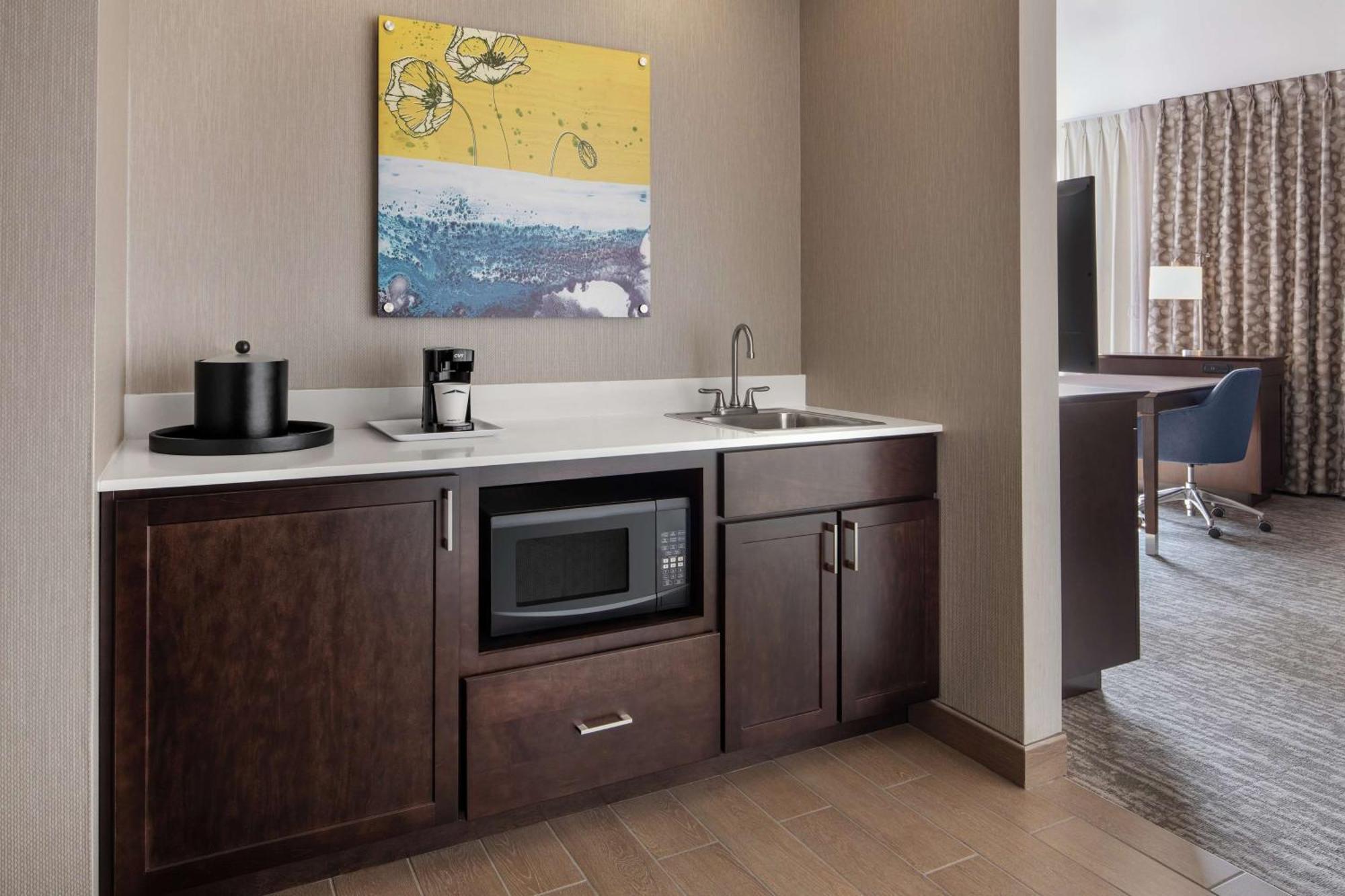 Hampton Inn & Suites Teaneck/Glenpointe Bagian luar foto